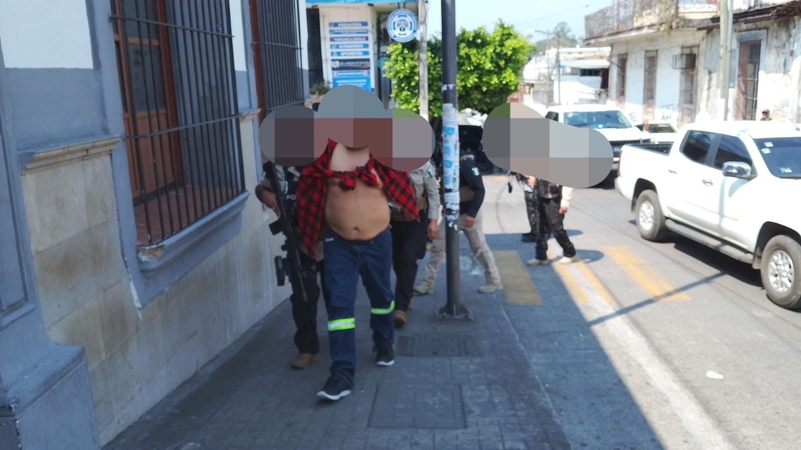 DETIENEN A PRESUNTO NARCOMENUDISTA