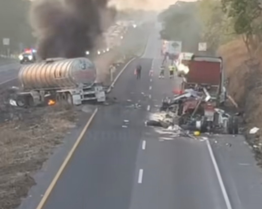 CHOQUE E INCENDIO PROVOCA CIERRE DE AUTOPISTA LA TINAJA-COSAMALOAPAN