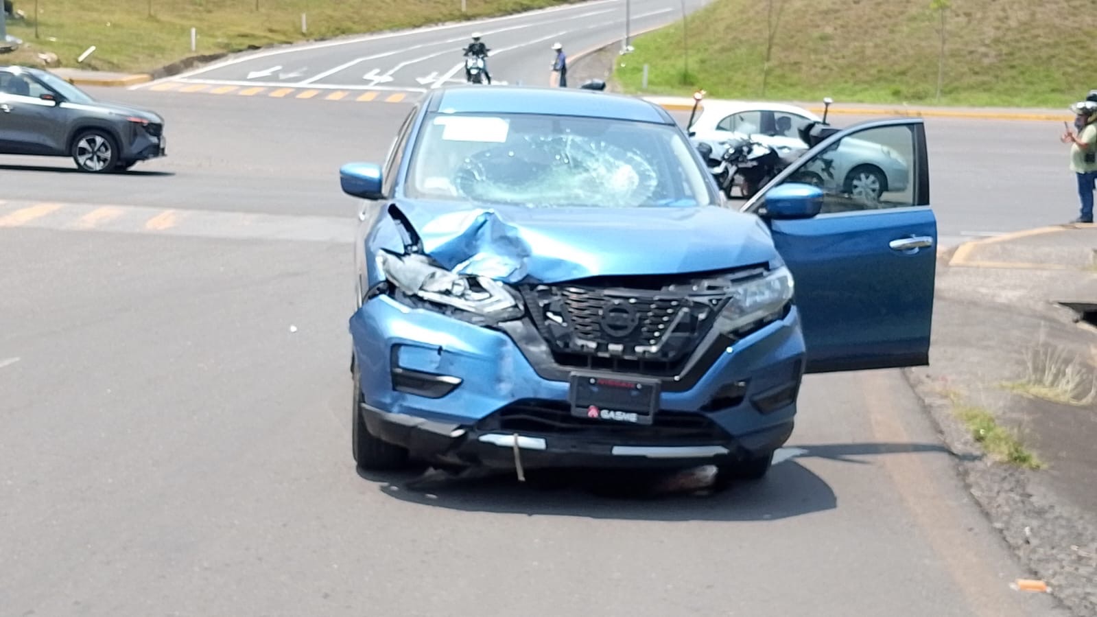 MOTOCICLISTA TERMINA TENDIDO EN EL PAVIMENTO TRAS ACCIDENTE
