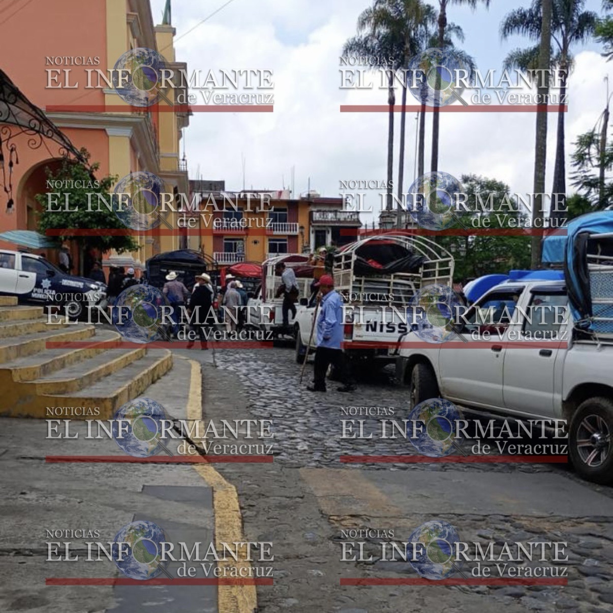 VANDALIZAN PALACIO MUNICIPAL DE COSCOMATEPEC Y EXIGEN OBRAS