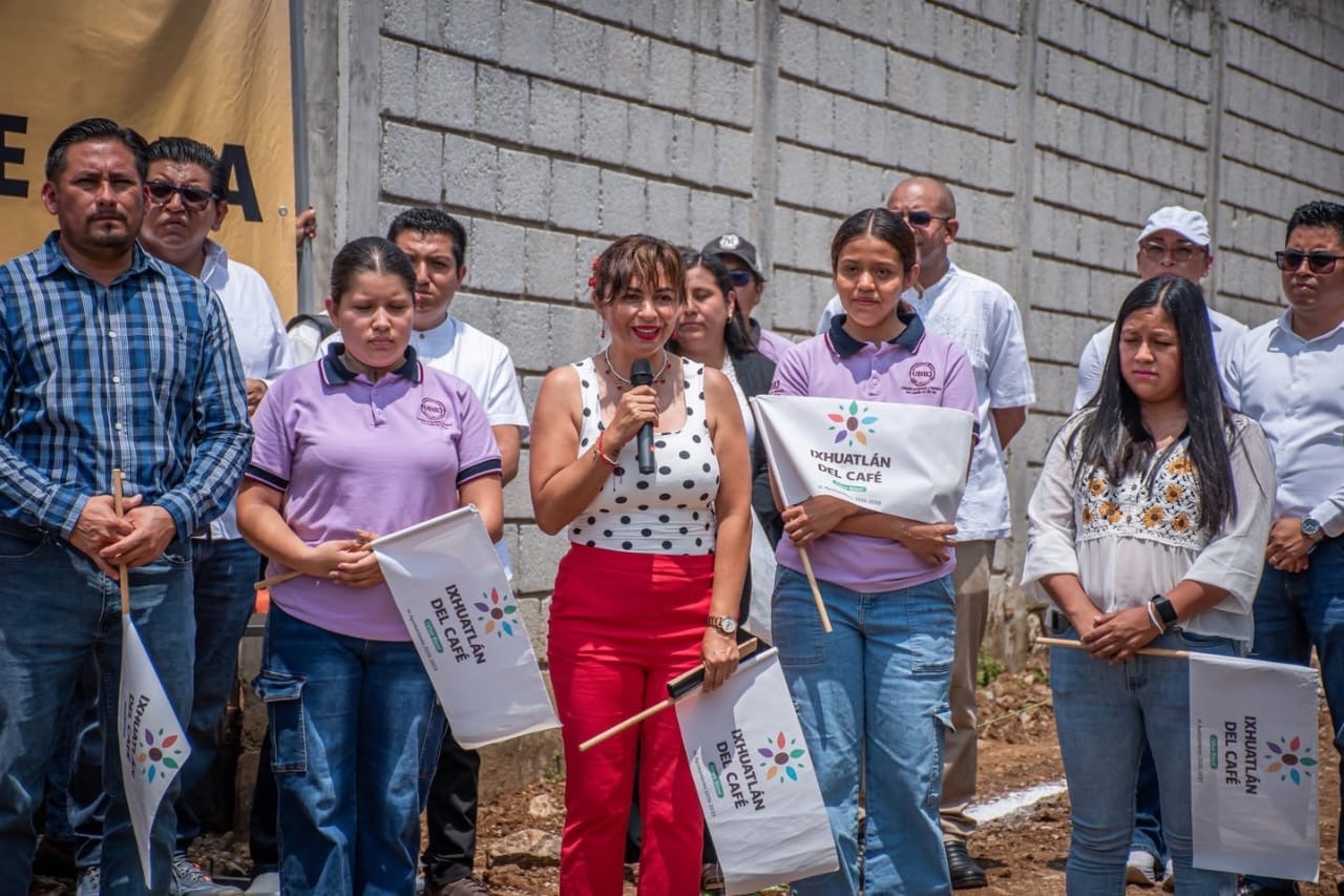 DAN BANDERAZO DE OBRAS EN COLONIA ROMERO DE IXHUATLÁN DEL CAFÉ