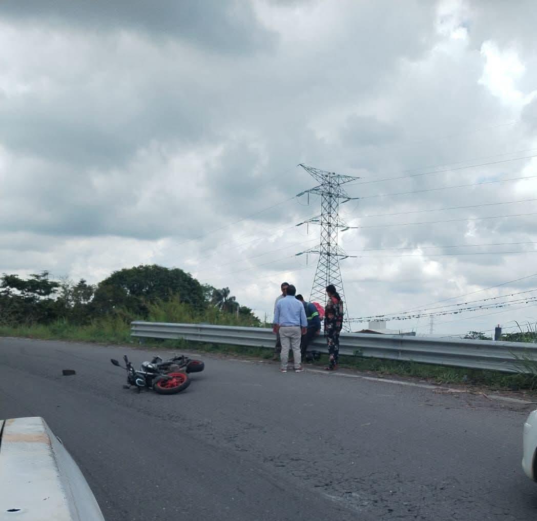MOTOCICLISTA PIERDE EL CONTROL Y CHOCA CON VALLA LATERAL