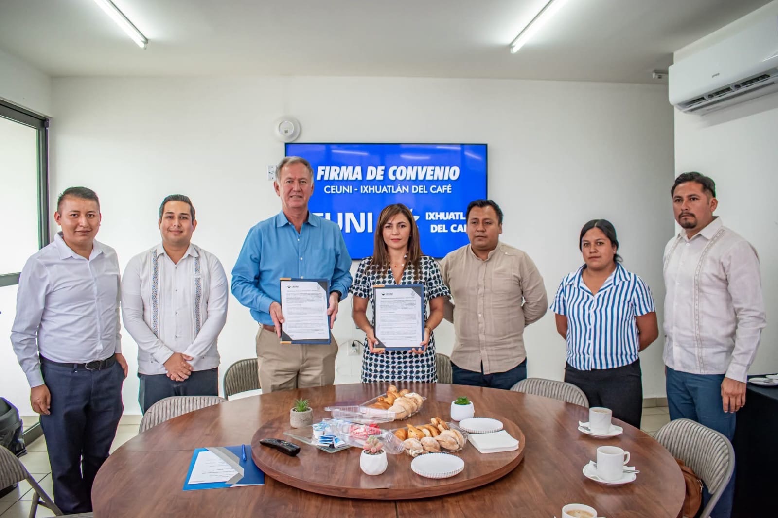 FIRMAN CONVENIO AYUNTAMIENTO DE IXHUATLÁN DEL CAFÉ CON CEUNI