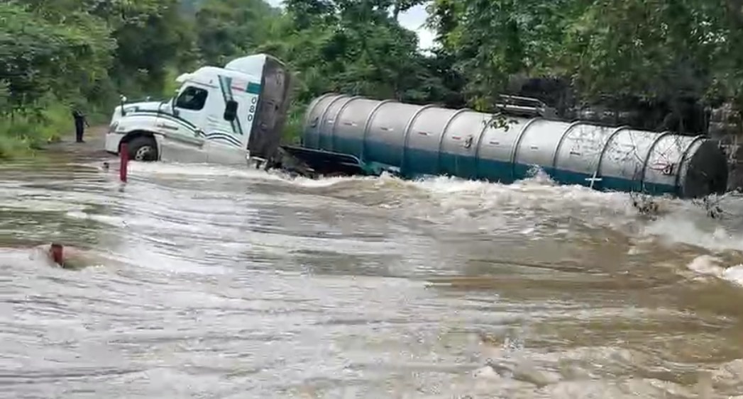 PIPA SE QUEDA VARADA EN PUENTE PASO RAYÓN