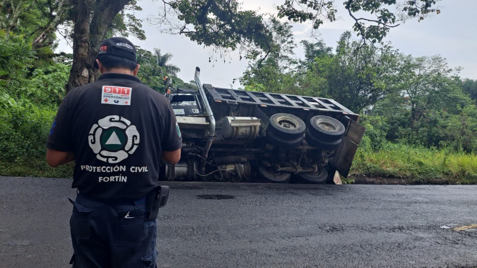 CAMIÓN TERMINA VOLCADO EN LA CARRETERA A HUATUSCO