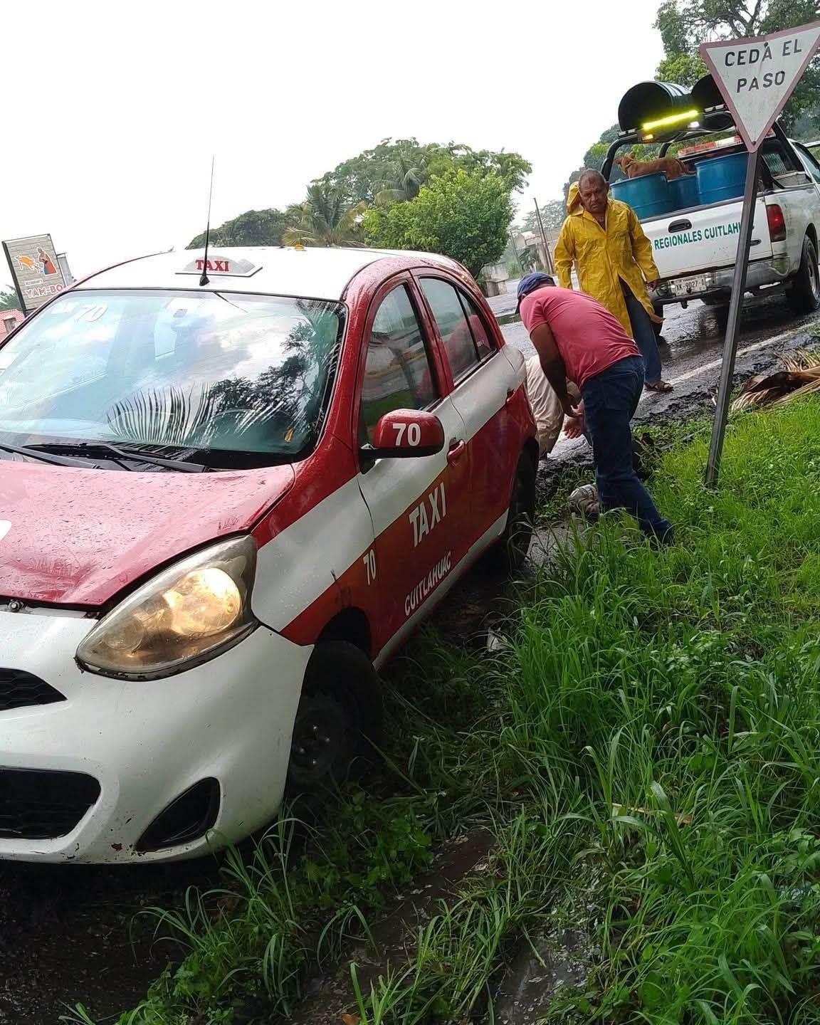 TAXISTA PIERDE EL CONTROL Y TERMINA FUERA DEL ASFALTO