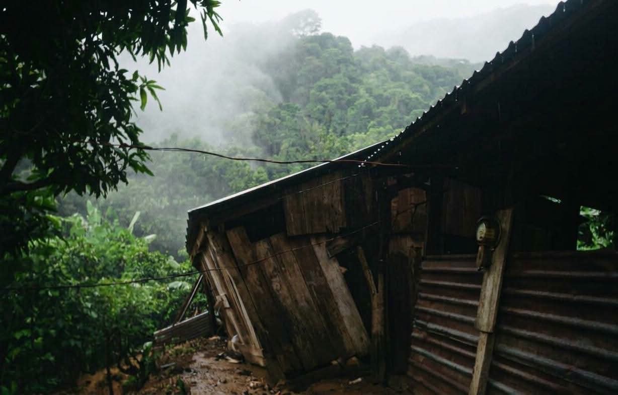 EN RIESGO 10 FAMILIAS POR DERRUMBES EN LA SIERRA