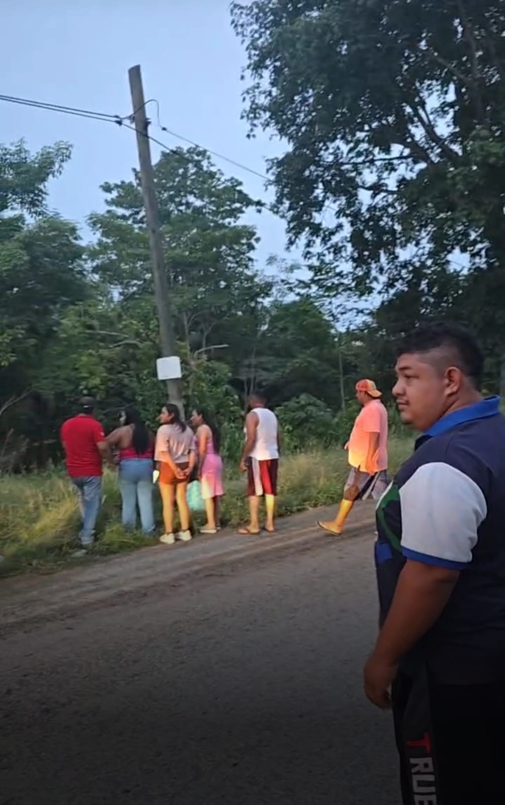LO ATAN A UN POSTE POR SUPUESTAMENTE AGREDIR A SU PADRE