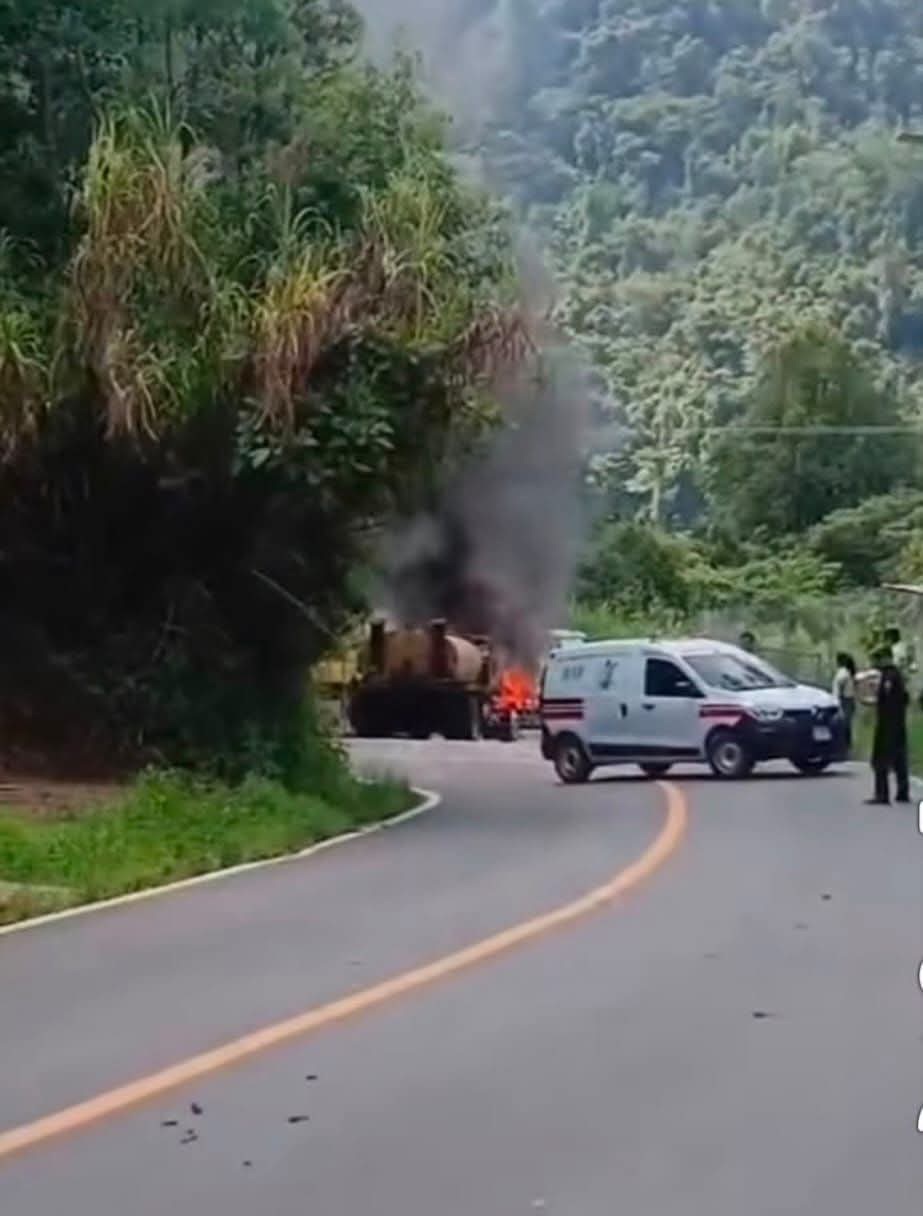 CIERRAN CARRETERA A ZONGOLICA POR INCENDIO