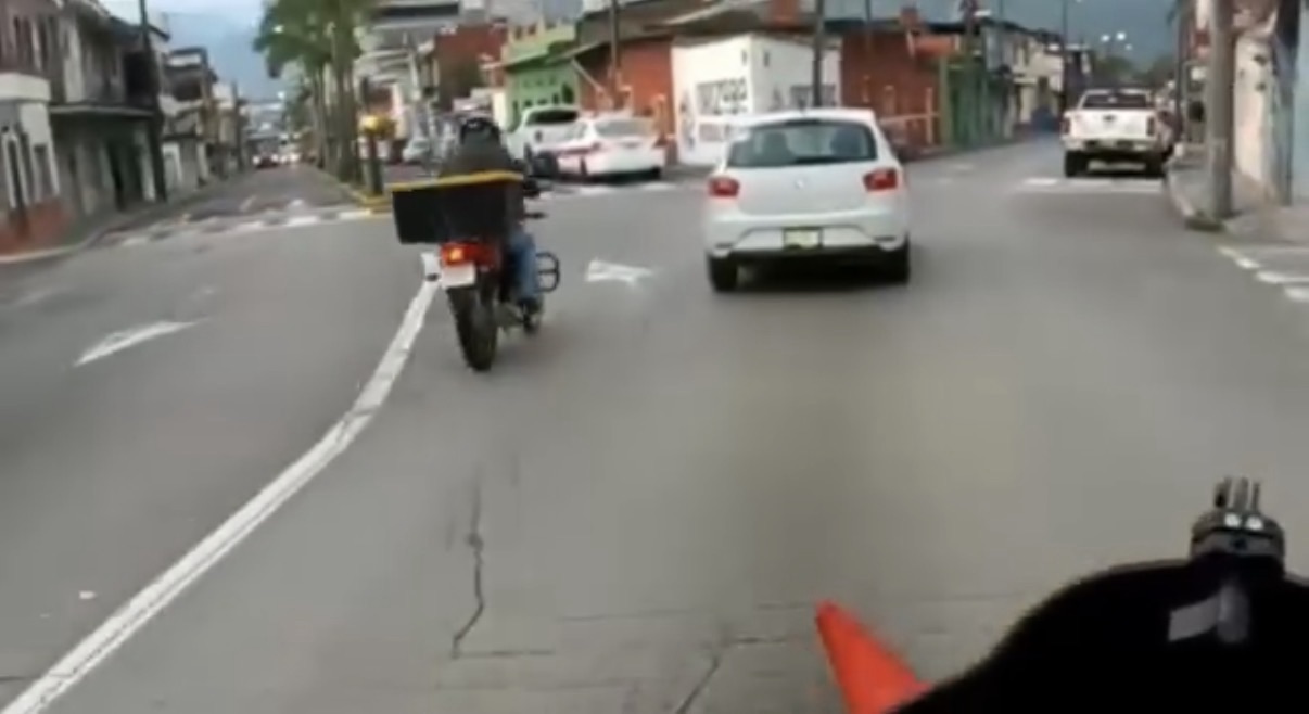 MOTOCICLISTA A PUNTO DE CAUSAR UNA DESGRACIA