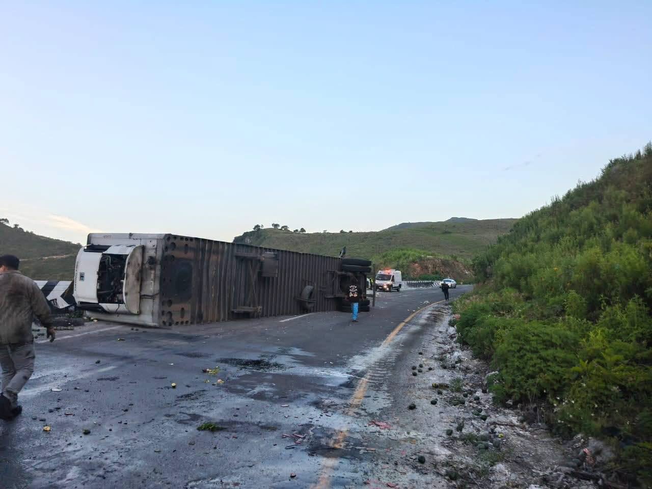 TRÁILER TERMINA VOLCADO EN LA AUTOPISTA A VERACRUZ