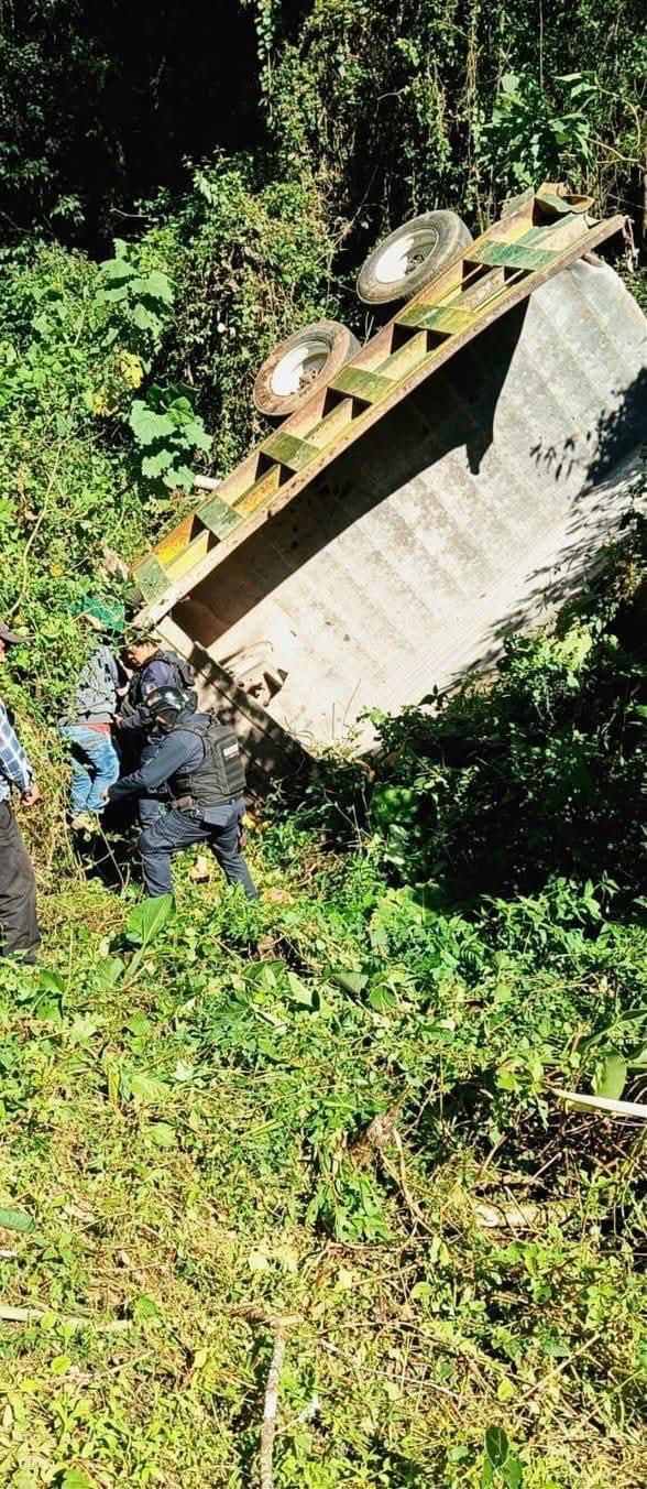 CAMIÓN DE VOLTEO SE VA AL BARRANCO
