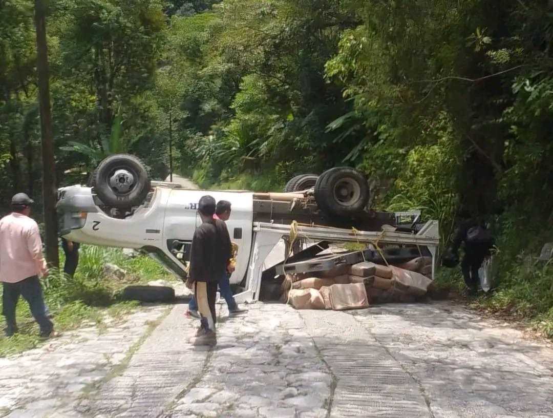 CIERRAN CARRETERA A ZONGOLICA POR VOLCADURA DE CAMIONETA