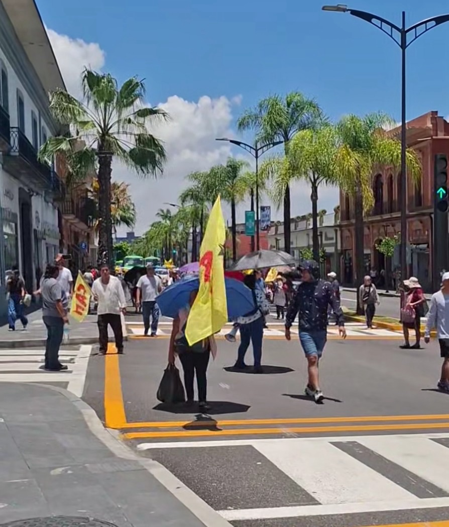 ESTALLAN CANASTERAS CONTRA COMERCIO