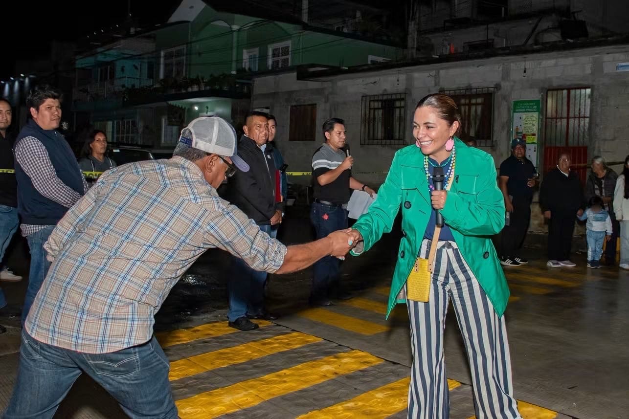 PAVIMENTAN AVENIDA GUADALUPE VÍCTORIA EN IXHUATLÁN DEL CAFÉ