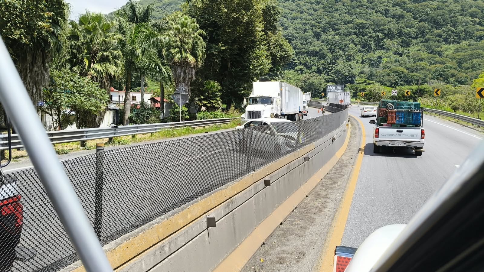 CONDUCTOR PIERDE EL CONTROL Y CHOCA CONTRA MURO DE CONTENCIÓN