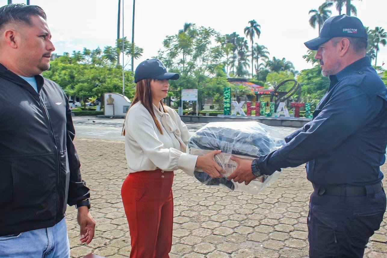 ENTREGAN UNIFORMES A POLICÍA MUNICIPAL DE IXHUATLÁN DEL CAFÉ