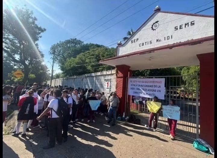 POR FALTA DE DIRECTOR TOMAN CBTIS EN MOTZORONGO