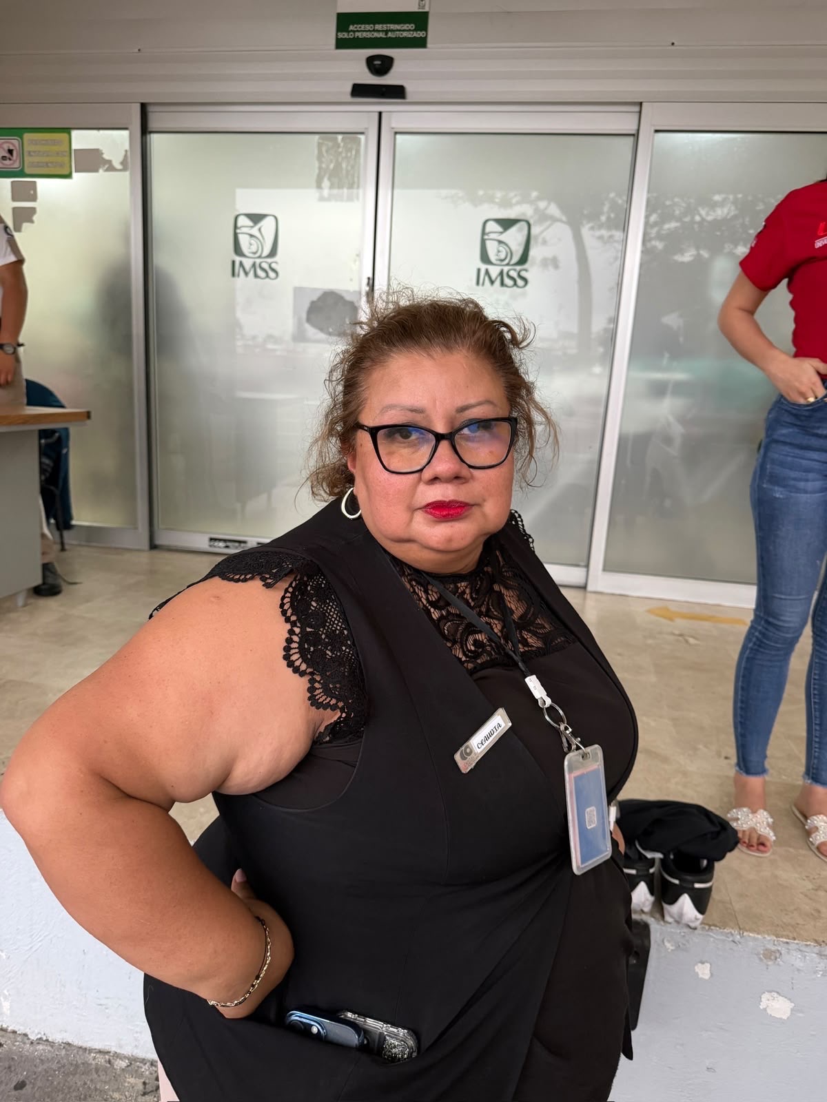 Familiares desesperados piden que atiendan a un joven en el IMSS 11: casi un día sin hacerle nada.