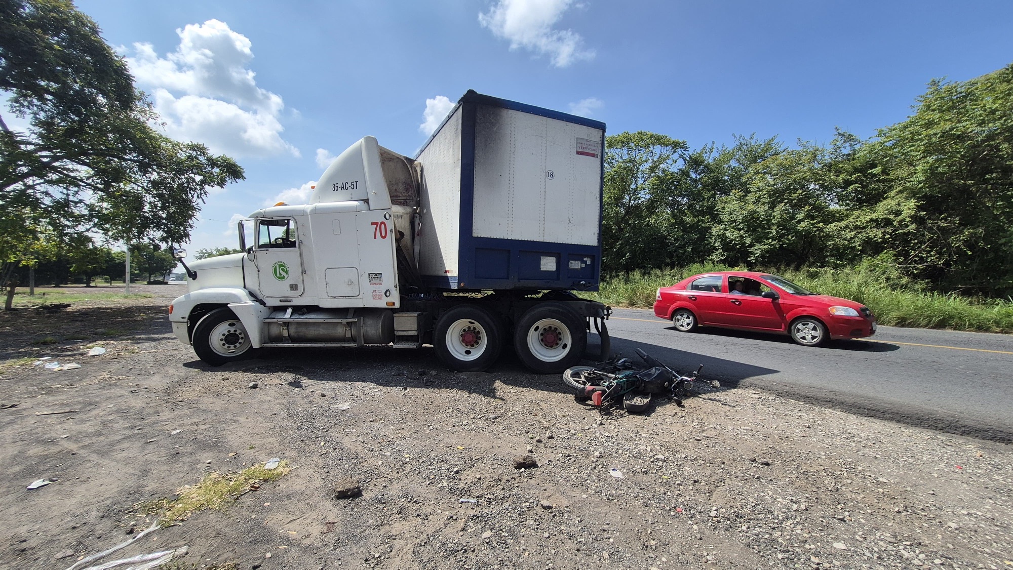 CUATRO HERIDOS AL CHOCAR CON UN TRÁILER