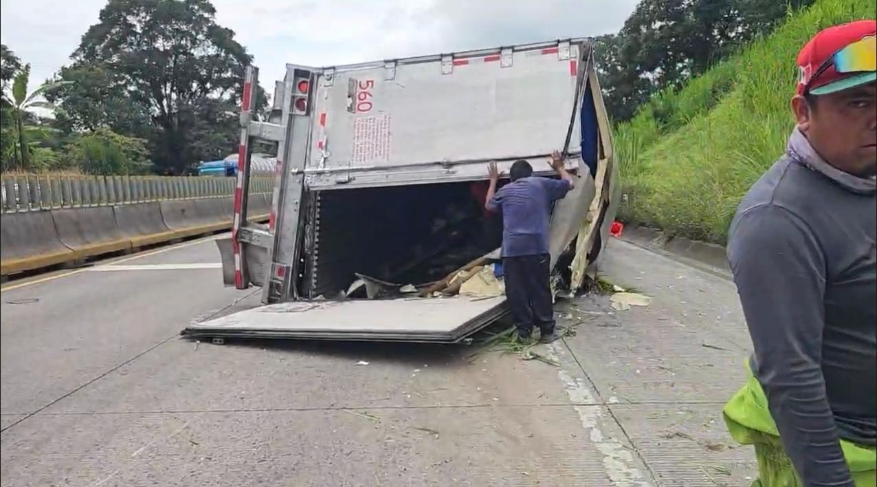 PIERDE EL CONTROL Y VUELCA TRÁILER CON YOGHURT
