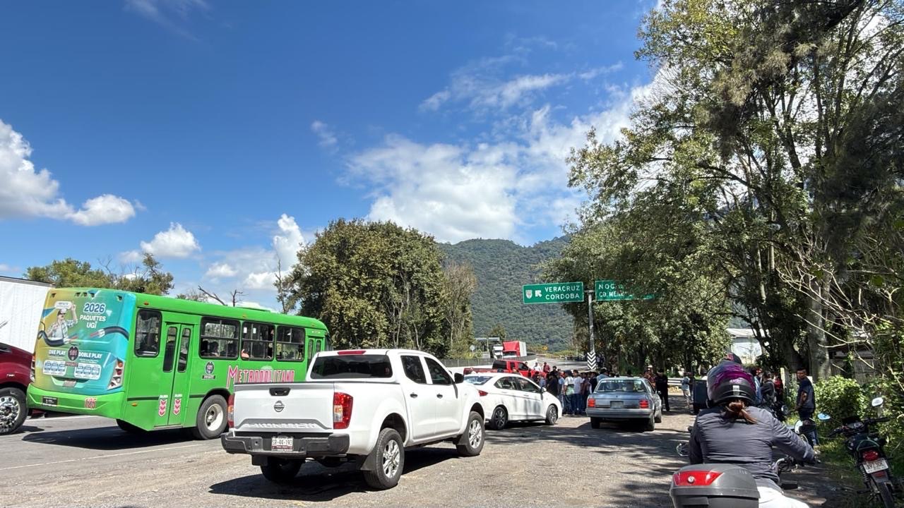 ARTESANOS BLOQUEAN LA AUTOPISTA POR COBROS EXCESIVOS DE ARRASTRES